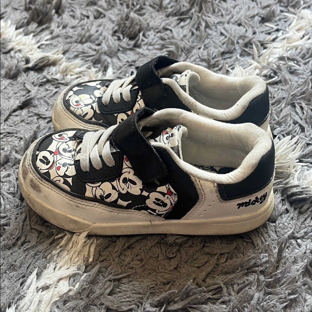 Zara kids Mickey Mouse print sneaker. Black. White. US toddler 10. Pre-owned.